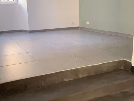 t4 de 108 m2 . maison de bourg donnant sur cour commune . garage de 16 m2 avec porte élect