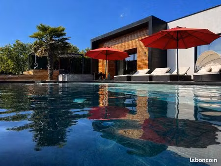 villa design avec piscine chauffée 14m – vue sud – volumes exceptionnels – proche sarlat