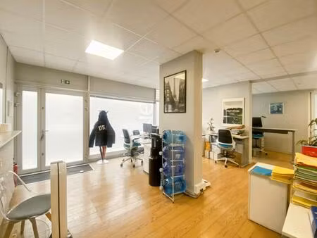 bureaux en rez de jardin en très bon état a vendre