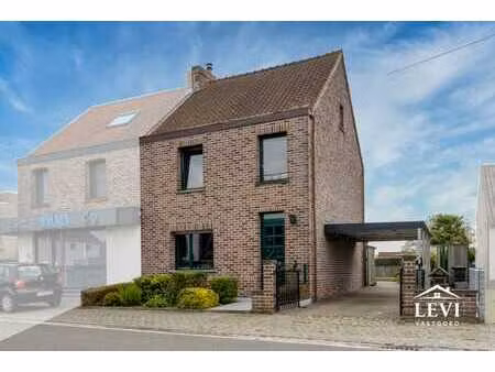 charmante maison avec un jardin bien entretenu