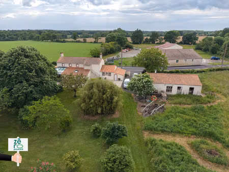 ancien corps de ferme avec plus d'1 hectare de terrain  box