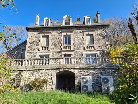 grande maison de caractère au cœur des volcans d'auvergne