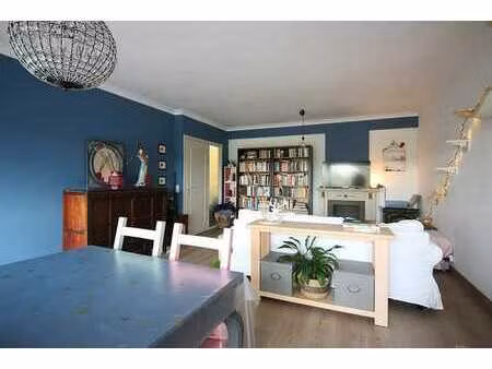appartement avec séjour lumineux et vue verdoyante