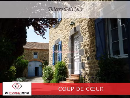 maison en pierres avec dependances et cour
