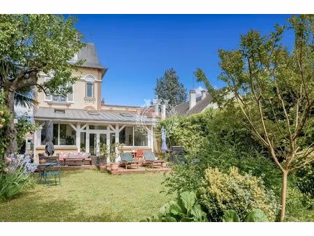 belle maison atypique 8p  idéalement située.