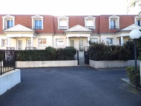 produit d'investissement : immeuble de standing de 6 habitations avec jardins et double pa