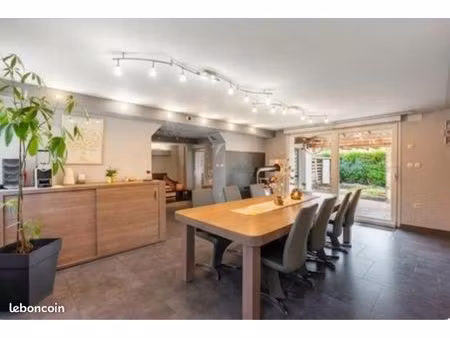 maison avec terrasse et jardin