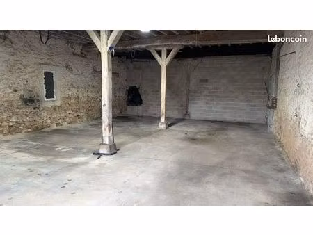 local / entrepôt / grange / hangar de stockage