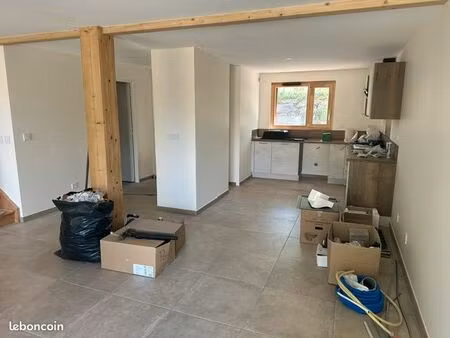 890 plus charges environ 50 à affiner  appartement 3 pièces 75 m