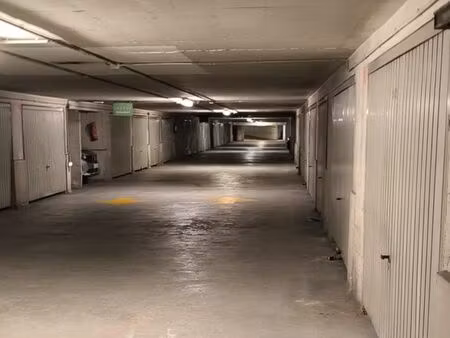 parking box fermé dans résidence sécurisée gardien et caméras