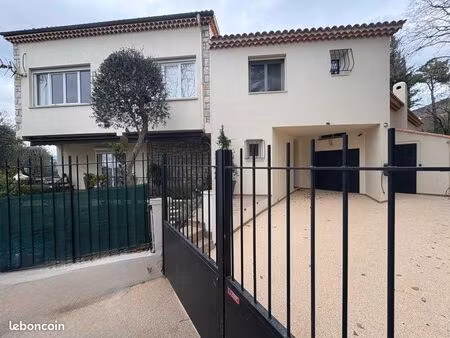 maison indépendante sur terrain plat arboré
