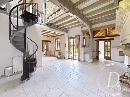 ensemble immobilier de charme constitué d'une maison principale