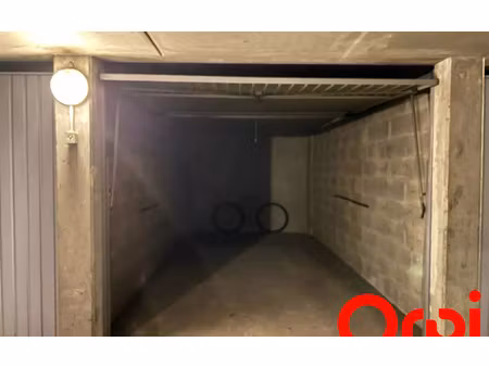 location stationnement  m² t- à lyon 3  92 €