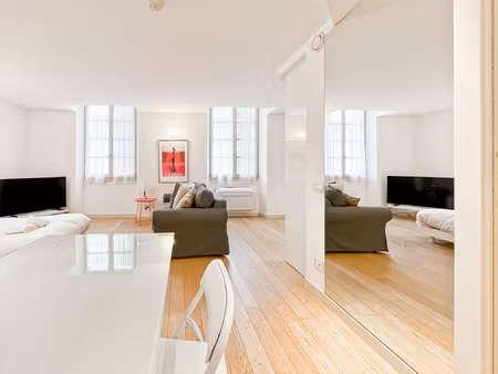 très beau studio au 3ème d'un très bel immeuble