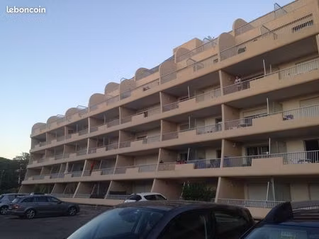 studio 23 m² + terrasse – port de hyères