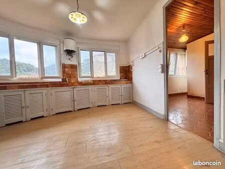appartement à rénover - le revest-les-eaux