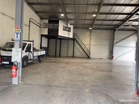 loue hangar bord d autoroute