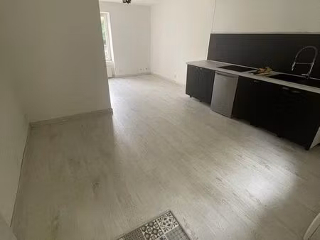 appartement f1 – 25 m² – parking – rénové – saclas