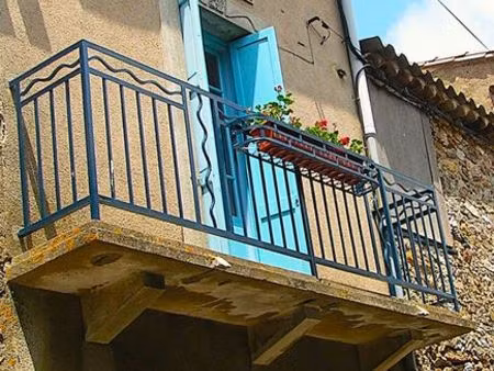 maison de village avec petit jardin et deux granges