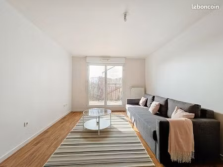 grand f2 meublé avec balcon + emplacement de parking en sous-sol