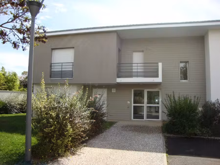 aytré - t2 d'env. 40m² avec balcon et place de parking