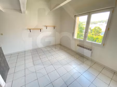 a louer - studio de 22 14 m2 centre ville de sausset les pins