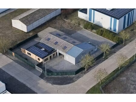 woning met bedrijfshal op volledig omheind perceel