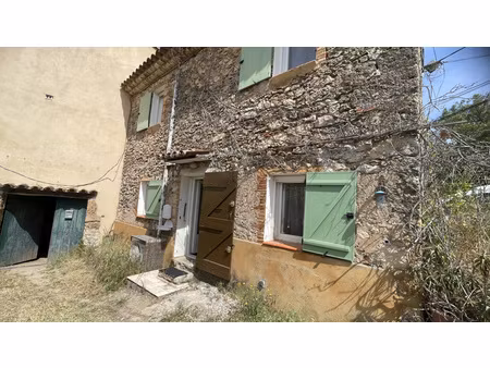 cotignac à louer jolie maison entièrement meublée avec jardin privatif et place de parking