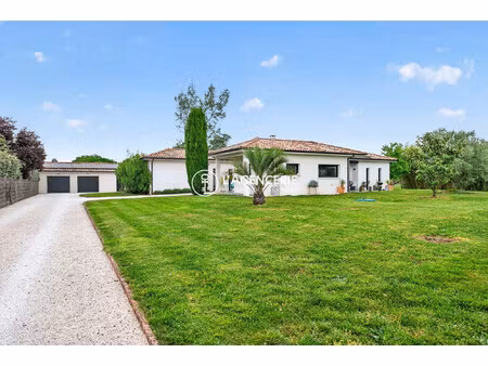 élégante contemporaine familiale avec espaces distincts et env