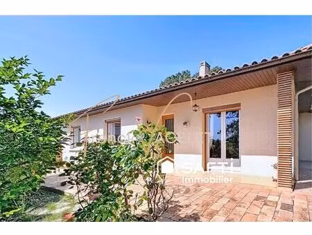 coup de cœur pour cette maison de plain-pied avec un joli jardin paysager