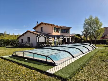 maison avec jardin  piscine  terrasse et garage.