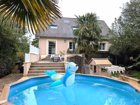 maison de 160 m2 sur sous sol avec beau jardin arboré.