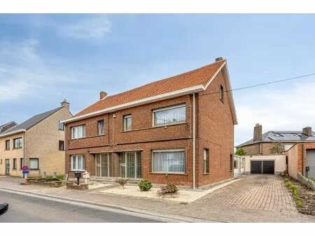 gezellige halfopen bebouwing met veel potentieel te koop.