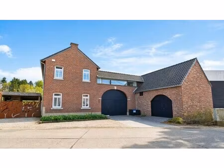 prachtig gerenoveerde hoeve uniek gelegen in het glooiende landschap van grote-spouwen