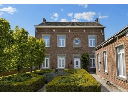 karaktervol herenhuis met binnenkoer op ruim perceel in vreren (tongeren-borgloon)