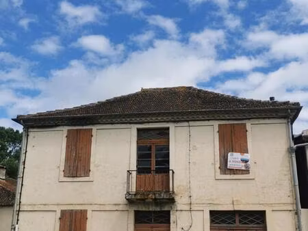 ancienne maison en pierres et colombages avec de gros travaux