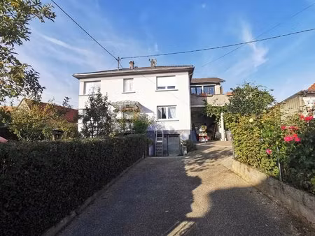 -- au calme : maison 8 pièces sur 6 ares --