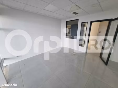 bureau 67 m²