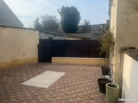 maison en pierre rénovée avec garage