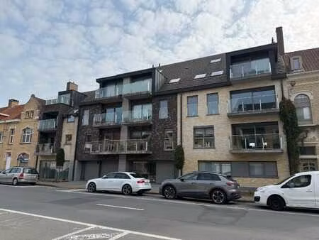 gelijkvloers appartement met terras en tuintje op een uit...