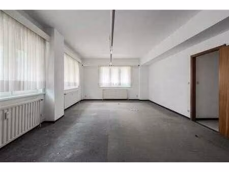 espace de bureau au rez-de-chaussée et espace de stockage su