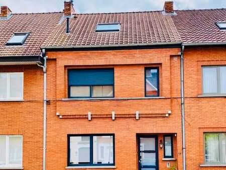 ruime woning met 4 slaapkamers en 2 badkamers