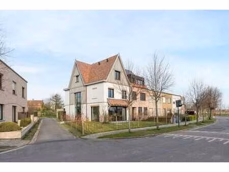 maison d'angle située au calme à proximité du centre