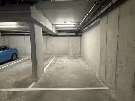 emplacement de stationnement souterrain dans le centre de v