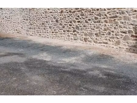 parking extérieur dans cour pri
