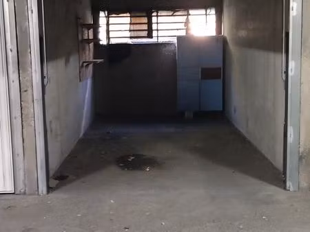 box fermé et sécurisé 18 m²