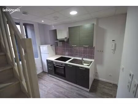 petit t2 duplex plein centre de dax