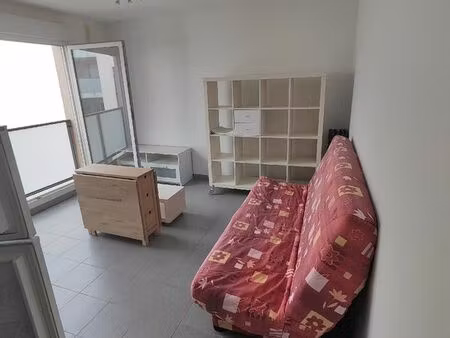 studio meublé avec parking sécurisé disponible immédiatement