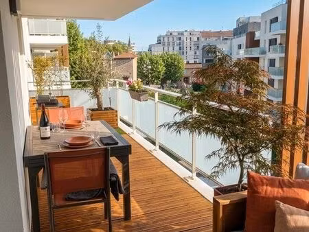 t3 meublé 64m² + terrasse 20m² sud – quartier girondins  climatisé  avec box