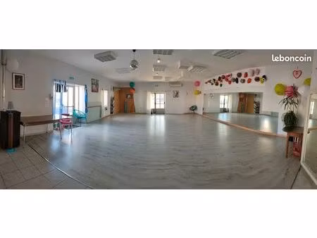 local 145 m2 au sol + grenier 145 m2+ parking 50 m2